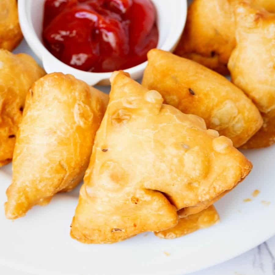 A plate with samosa.