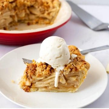 A plate of apple pie with ice cream